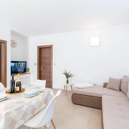 Gioia With Terrace Apartment *