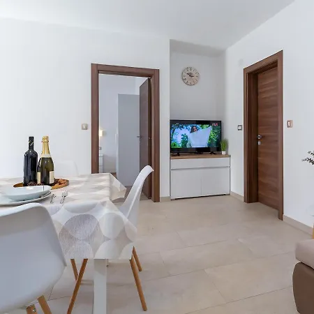 Gioia With Terrace Apartment *