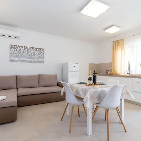 Gioia With Terrace Apartment *