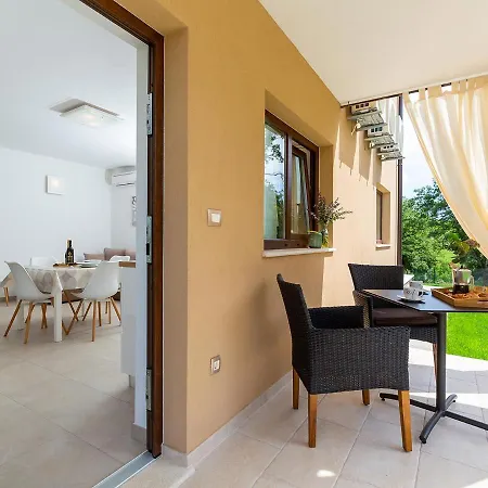 Gioia With Terrace Apartment