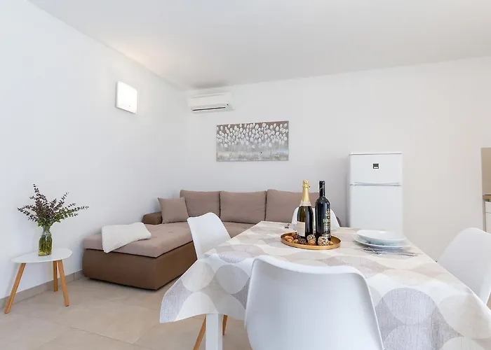 Gioia With Terrace Apartament *